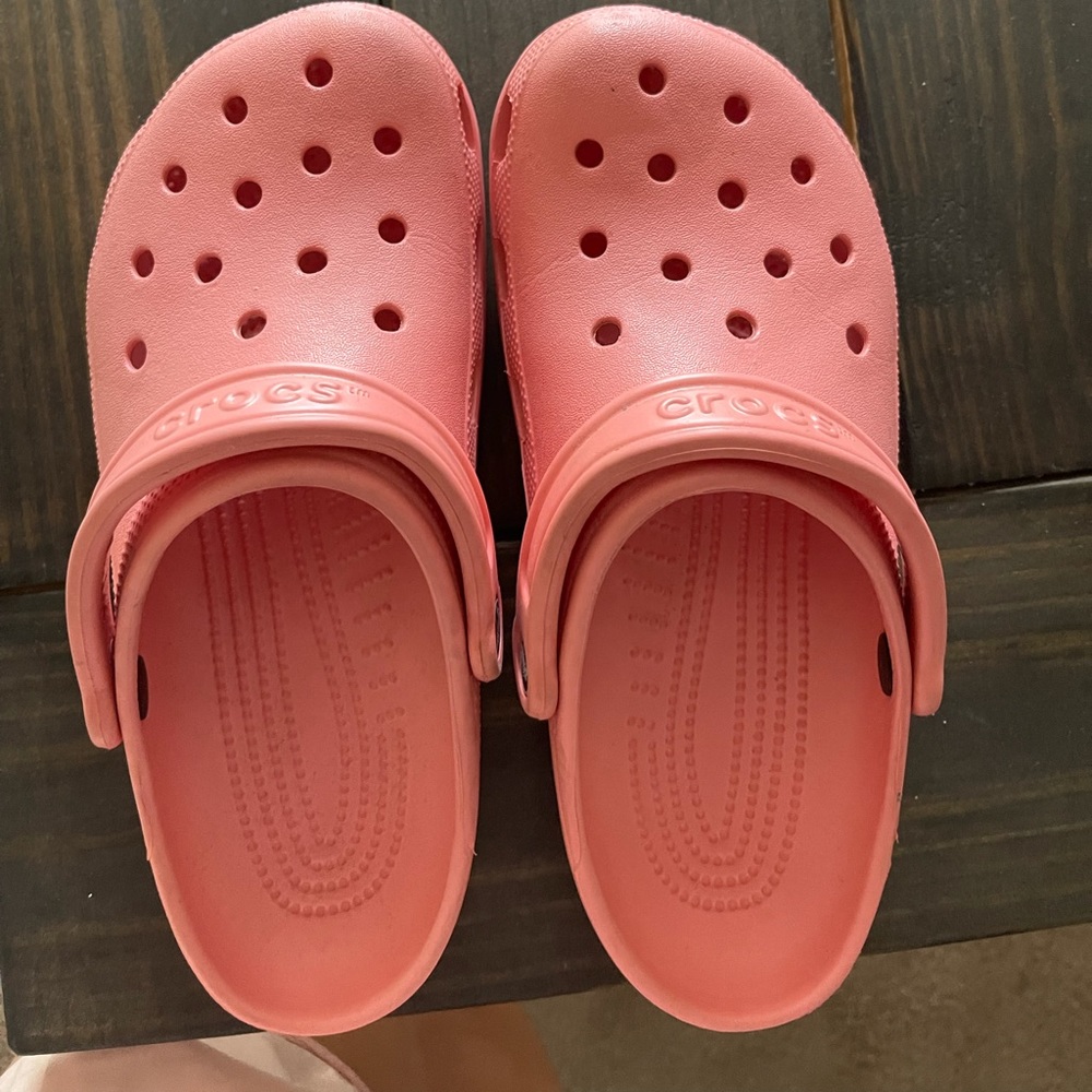 Women’s pink crocs